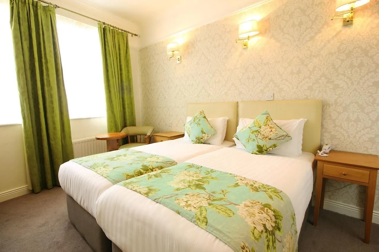Castle Hotel Dublin 4*,